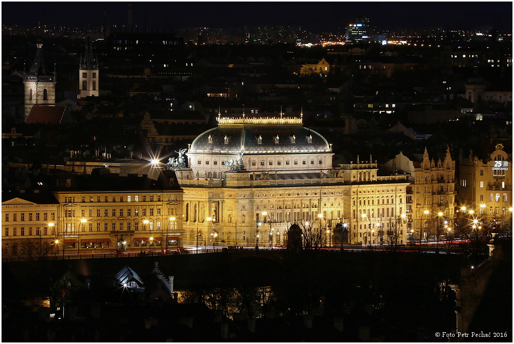Noční Praha - vyhlídka od Pražského hradu