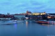 Noční Praha - lodě brázdící Vltavu | fotografie